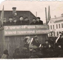 07.11.1957. Митинг на ж/д станции Урдома на фоне Урдомской железнодорожной школы № 46.