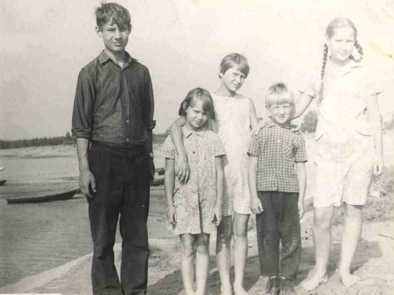 1971, в Паламыше, слева Андрей, Марина, Галина, Евгений, Вера