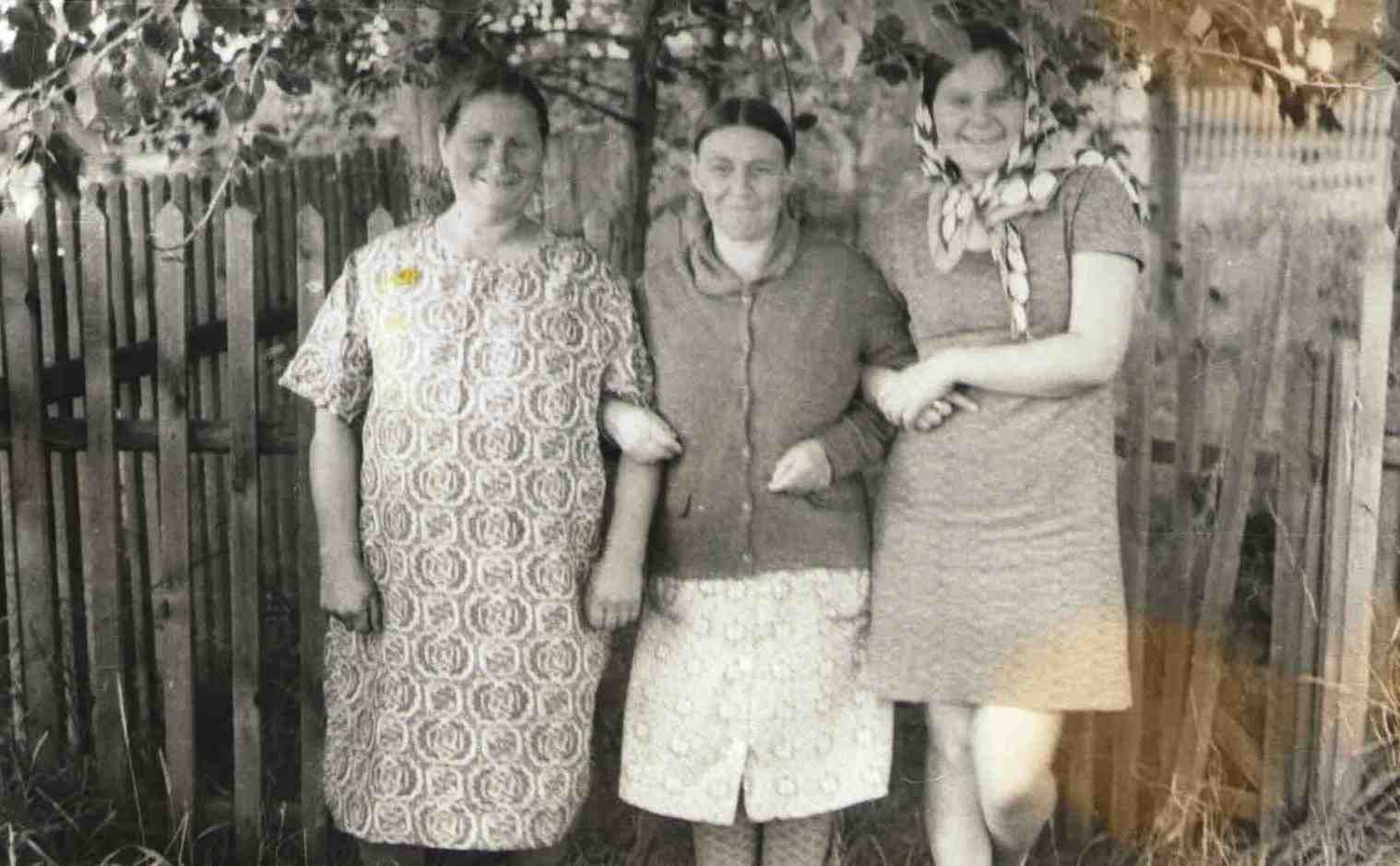 1971, в Паламыше у дома Лосевых, слева мама, няня-Лосева Евдокия Андреевна, дочь Люба (Егорова)