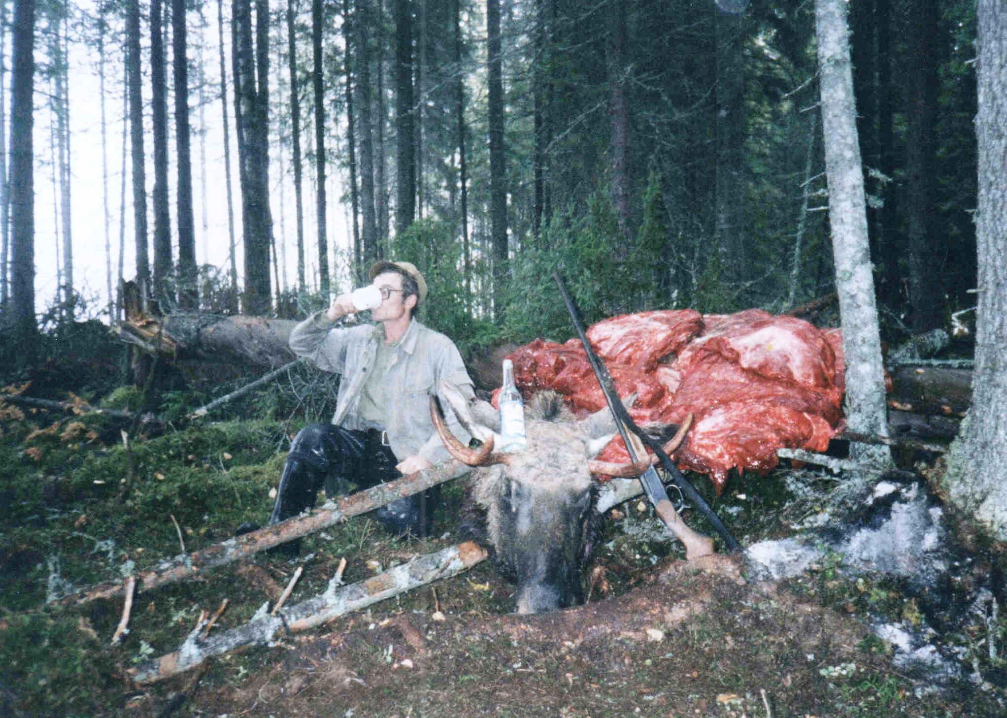 1980-е годы, охотник Брусов Александр Федорович; лось весом 160-170 кг,