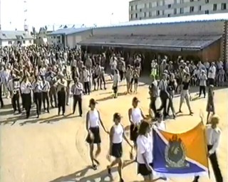 21.07.2001, п.Урдома, площадь. Торжественное шествие с Флагом п.Урдома после его освящения в храме.