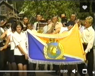21.07.2001, п.Урдома, ул.Вычегодская. Торжественное шествие с Флагом п.Урдома после его освящения в храме.