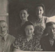Абражевич Антон Петрович с дочерьми Таисией, Марией и Анной.