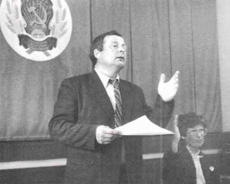 55.1 Председатель поселкового Совета начальник Урдомского лесопункта Рябцев Александр Ефимович, сентябрь 1990 г, на сессиии Урдомского поселкового совета.