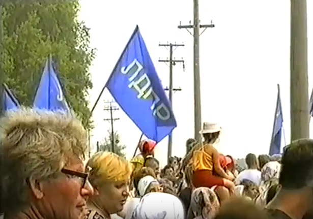 июль 2001, п.Урдома, перрон вокзала. Жители поселка встречают поезд В.В.Жириновского.