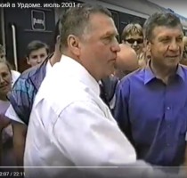июль 2001, п.Урдома. В.В.Жириновского на перроне приветствуют Глава А.Н.Голоушкин и депутат Г.И.Софронов.