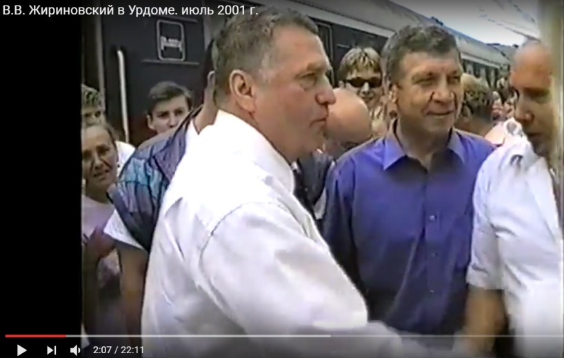 июль 2001, п.Урдома. В.В.Жириновского на перроне приветствуют Глава А.Н.Голоушкин и депутат Г.И.Софронов.